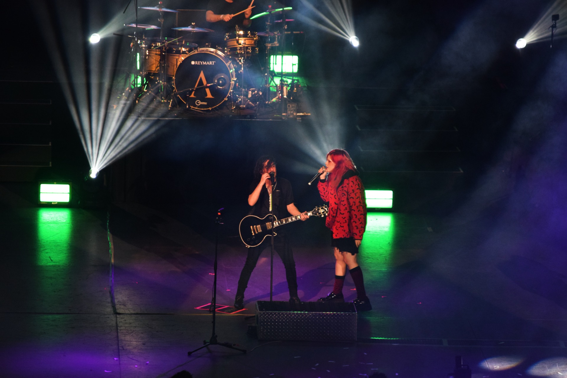 La banda Allison junto a su invitada Brusses. Foto: Sebastian Almanza (@bs.almanza).